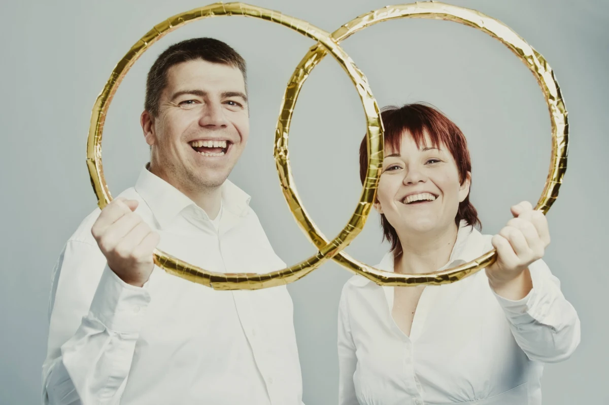 Dla tych, którzy się jeszcze zastanawiają, jak oglądać mundial, mamy prostą radę: razem. Razem z najbliższą osobą. To sugestia oparta na najnowszych doniesieniach naukowców, opisanych na stronie internetowej czasopisma "Heart". W przeglądowej pracy, analizującej wyniki ponad 30 prac naukowych, prezentują oni kolejne dowody na to, że małżeństwo przedłuża życie, zmniejszając ryzyko chorób układu krążenia. Ryzyko zawału serca czy udaru mózgu u osób samotnych, singli lub rozwiedzionych, okazuje się większe nawet o 40-55 procent. Trzymajmy się więc razem, nawet dla mundialu nie ma co ryzykować...