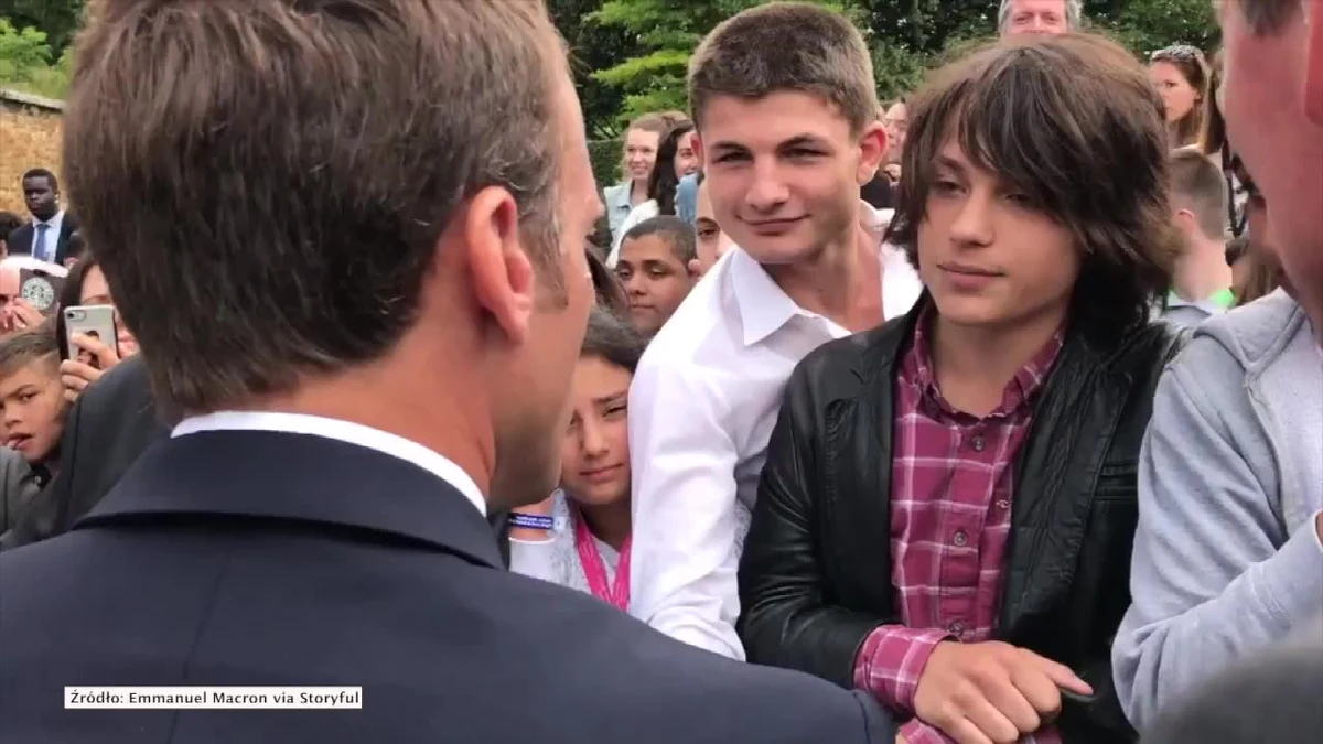 Prezydent Francji Emmanuel Macron skarcił nastolatka za to, że ten zwrócił się do niego w nazbyt bezpośredni sposób. Kiedy chłopak spytał: "Wszystko w porządku, Manu?", od razu usłyszał, że nie może się tak zwracać do głowy państwa.