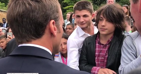 Prezydent Francji Emmanuel Macron skarcił nastolatka za to, że ten zwrócił się do niego w nazbyt bezpośredni sposób. Kiedy chłopak spytał: "Wszystko w porządku, Manu?", od razu usłyszał, że nie może się tak zwracać do głowy państwa.