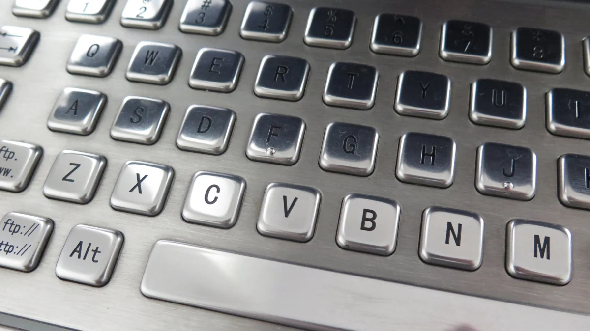 Były pracownik CIA Joshua Schulte został oskarżony o udostępnienie tajnych informacji dotyczących obrony narodowej niewymienionej z nazwy organizacji publikującej takie materiały - głosi wspólny komunikat prokuratury, resortu sprawiedliwości i FBI.
