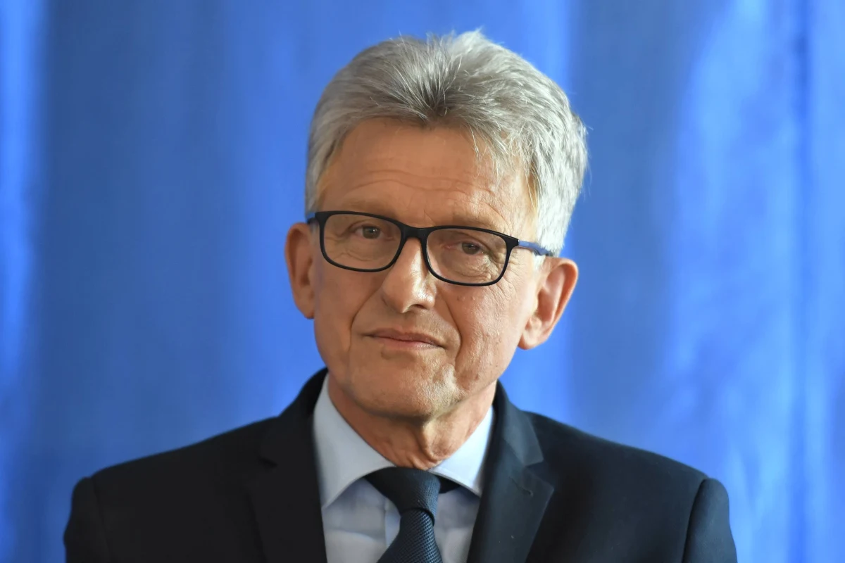 Wszystkie ustawy wiążące się z reformą wymiaru sprawiedliwości pozostają poza zakresem prawa unijnego - powiedział PAP szef sejmowej komisji sprawiedliwości Stanisław Piotrowicz (PiS). Według niego Komisja Europejska nie ma żadnych uprawnień w zakresie zmian w polskim sądownictwie. Co więcej, samo pojęcie praworządności nie jest jasno zdefiniowane i “przedstawiciele KE interpretują ten zapis dowolnie”. 