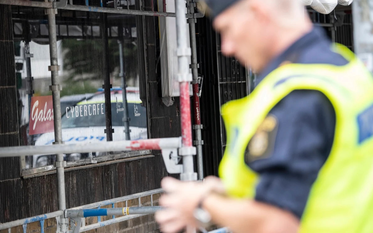 21-letni mężczyzna, który prawie bez szwanku uszedł ze strzelaniny w szwedzkim Malmö, był celem zamachowca - podała gazeta "Aftonbladet". To on jest wskazywany jako przywódca gangu, przewijał się już w policyjnych kartotekach m.in. w związku ze śledztwem prowadzonym w sprawie zabójstwa. Dlatego policja podejrzewa, że strzelanina była zemstą.