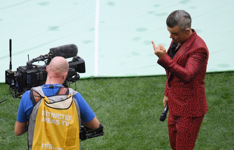 Robbie Williams w końcu zabrał głos na temat kontrowersji, jakie wywołał podczas ceremonii otwarcia mundialu i starał się wytłumaczyć, dlaczego pokazał środkowy palec do kamery.