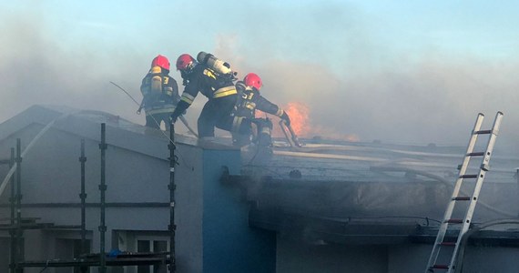 Strażacy dogaszają pożar budynków przylegających do szkoły podstawowej w Jarosławcu w Zachodniopomorskiem. Wieczorem spłonął tam m.in. dach gminnego przedszkola. 