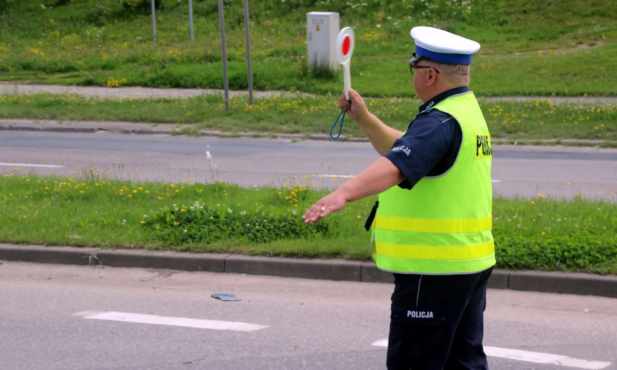 Co najmniej czterech mężczyzn zranił 43-latek, który, w nocy, w Radomiu uciekał samochodem przed policją. Najpierw zaatakował swoją partnerkę, potem kolejne osoby, wjechał w wiatę przystankową w Radomiu oraz w sklep. Zmarł podczas reanimacji.  