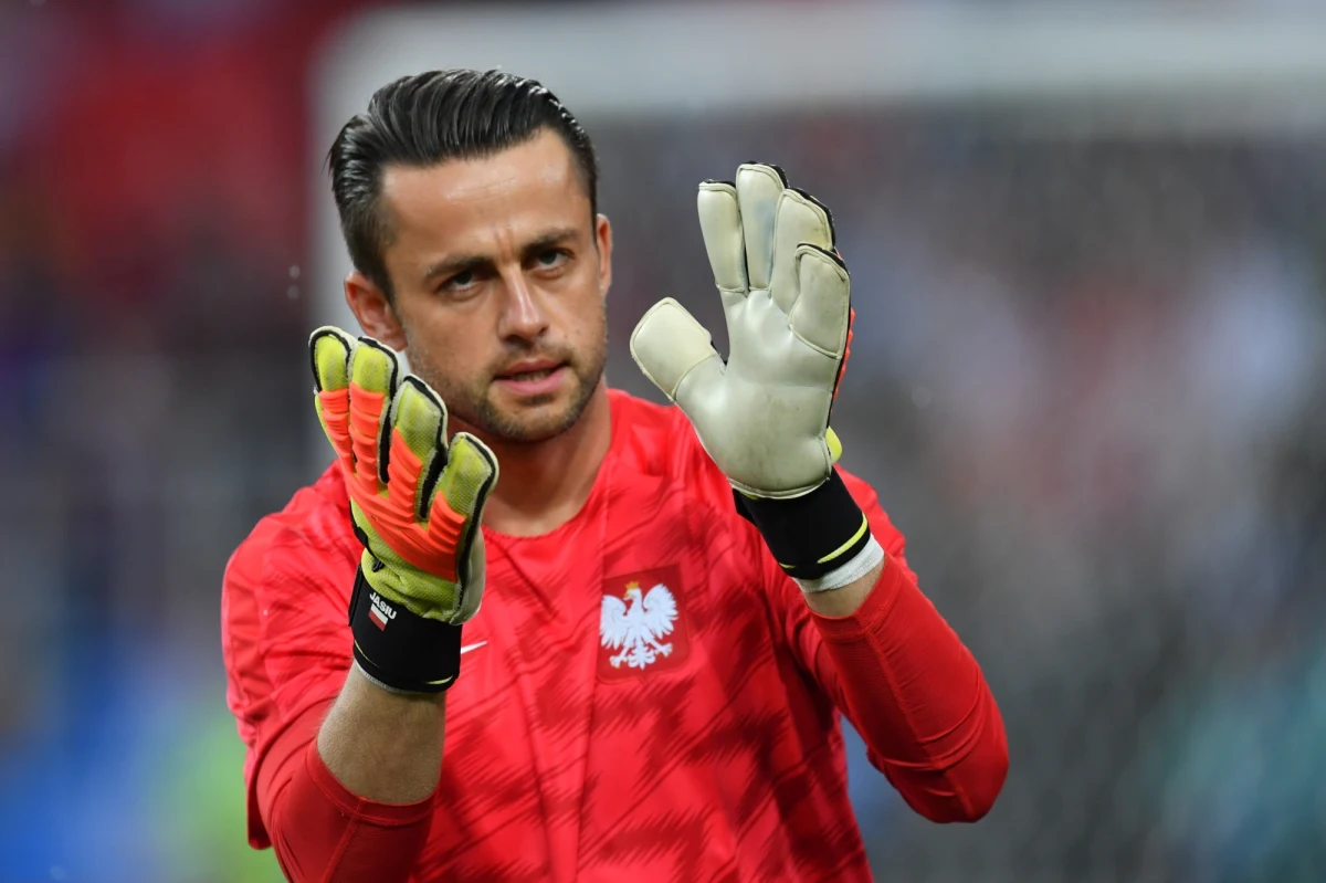 Bramkarz reprezentacji Polski Łukasz Fabiański podpisał trzyletni kontrakt z West Ham United - poinformował klub angielskiej ekstraklasy. Dotychczas 32-letni piłkarz występował w drużynie Swansea City, która w ostatnim sezonie opuściła szeregi Premier League. Obecnie Łukasz Fabiański, 45-krotny reprezentant kraju, przebywa z drużyną narodową na mistrzostwach świata w Rosji.