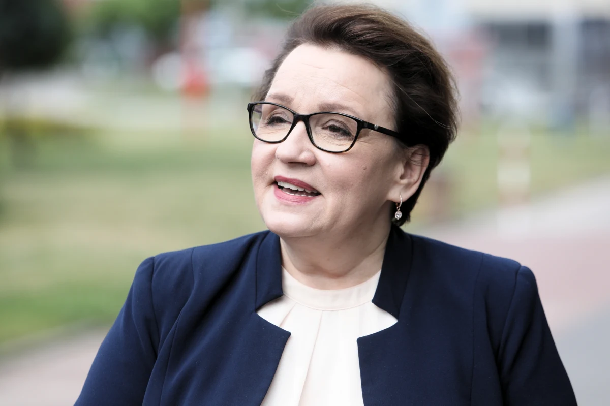 Dziewięć jedynek i naganne zachowanie wystawili minister edukacji nauczyciele. Związek Nauczycielstwa Polskiego na koniec roku szkolnego przygował świadectwo dla Anny Zalewskiej.