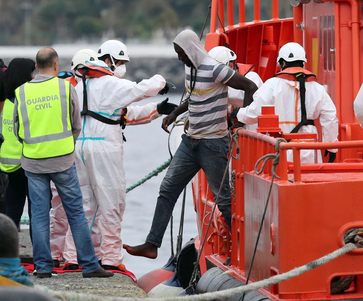 Szef Komisji Europejskiej Jean-Claude Juncker zwołuje na niedzielę nieformalne spotkanie szefów państw i rządów "zainteresowanych znalezieniem rozwiązań europejskich" dotyczących migracji - poinformowała Komisja Europejska.