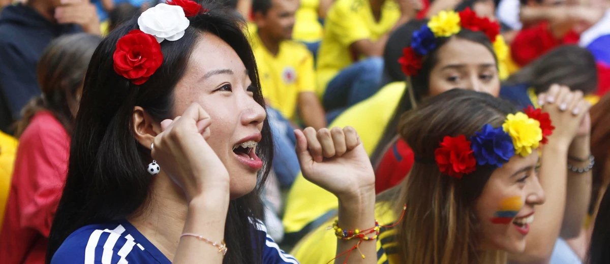 Japończycy pokazali styl i klasę w meczu z Kolumbią nie tylko na boisku, ale też na trybunach. Po wygranym 2:1 spotkaniu, zanim odkorkowali szampany, najpierw posprzątali po sobie trybuny. W niebieskich workach wylądowały kubki, papierki i inne odpady.