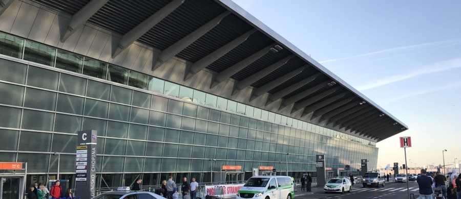 Awaria sygnalizacji zamknięcia podwozia powodem awaryjnego lądowania Bombardiera Q400 LOT-u na warszawskim lotnisku Chopina. Po starcie załoga zgłosiła problemy z podwoziem - ustalił dziennikarz RMF FM. 