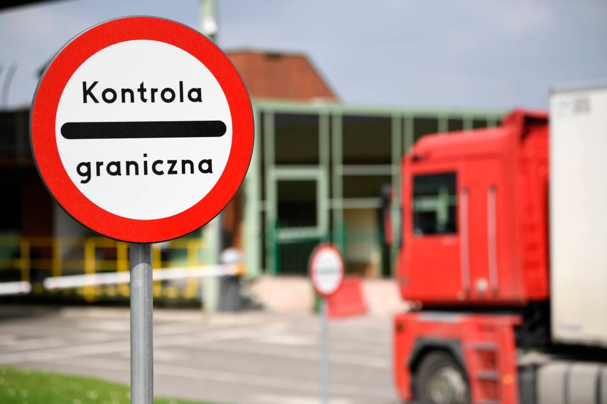 Funkcjonariusze z placówki straży granicznej w Braniewie (warmińsko-mazurskie) nie zezwolili na wjazd do Polski 5 obywatelom Nigerii. Cudzoziemcy próbowali wjechać do Polski na paszporcie kibica i fałszywych kartach pobytu - podała warmińsko-mazurska straż graniczna.