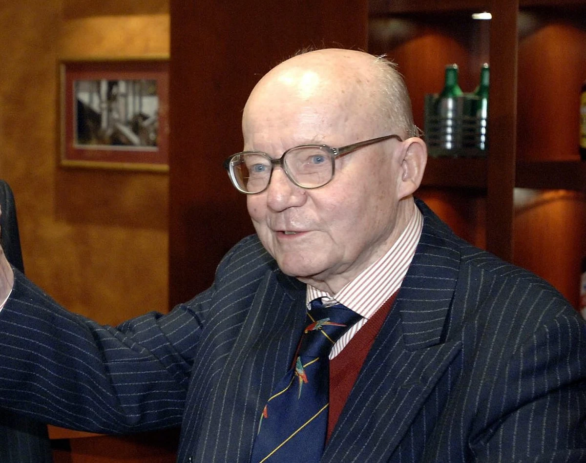 Książę Karol Stefan Habsburg, syn ostatnich właścicieli dóbr żywieckich, honorowy obywatel miasta Żywca, zmarł w środę po południu w Sztokholmie – poinformował burmistrz Żywca Antoni Szlagor. Miał 96 lat.