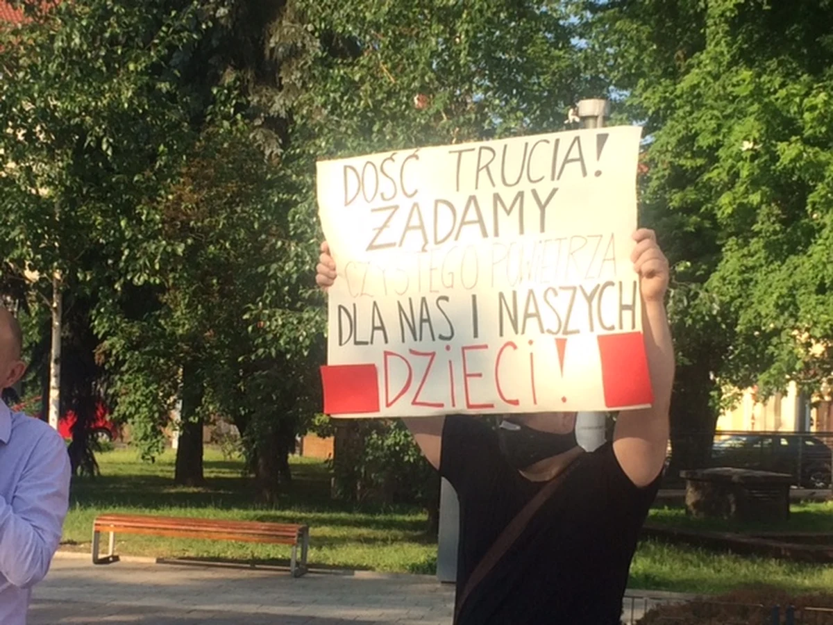 W czwartek mieszkańcy małopolskiej Skawiny ponownie wyszli na ulice. Protestowali przeciwko zanieczyszczaniu powietrza przez pobliskie zakłady przemysłowe. Chcieli też kolejny raz powiedzieć głośne "nie" skawińskiemu wysypisku odpadów. Przedstawiciele gminy twierdzą, że mogą jedynie prosić i apelować. Nie mogą wejść do zakładu jednego, czy drugiego i go zamknąć. 