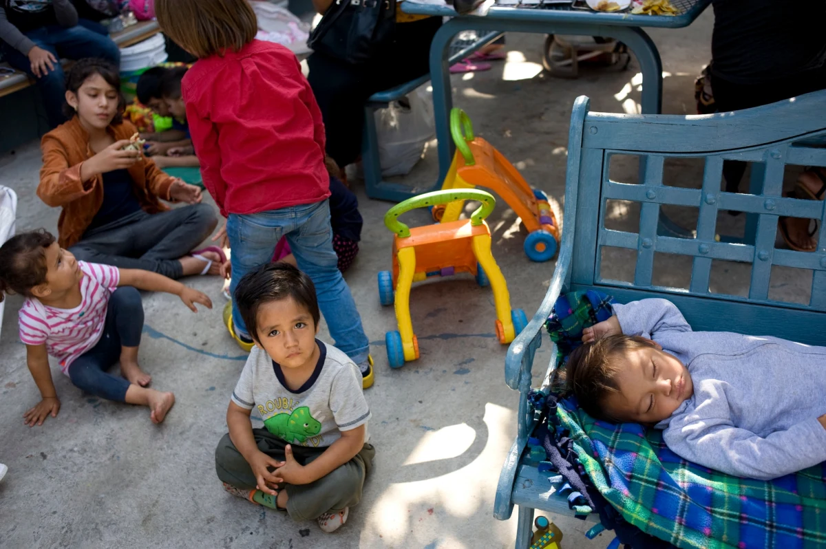 Ponad 2 tysiące dzieci nielegalnych imigrantów przekraczających amerykańską granicę, często nawet kilkumiesięczne maluchy, zostały odebrane rodzicom i umieszczone w przypominających więzienia obozach. Ten przerażający proceder trwał przez półtora miesiąca, aż świat krzyknął: dość! Prezydent Stanów Zjednoczonych Donald Trump opamiętał się i podpisał dekret kończący praktyki separacji rodzin. Na mocy rozporządzenia nielegalni imigranci z dziećmi będą mogli wspólnie przebywać w ośrodkach odosobnienia. Jednak dla setek dzieci jest już za późno.