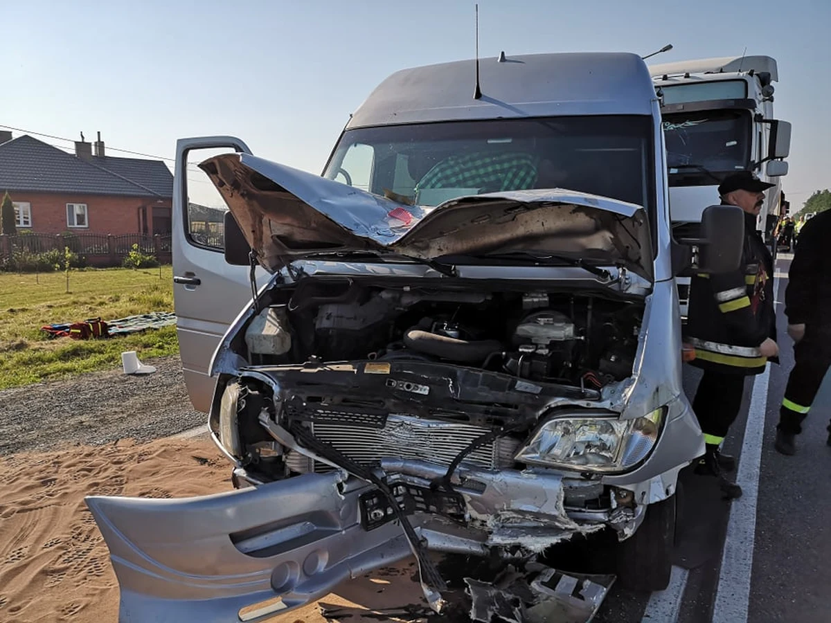13 osób zostało rannych w groźnym wypadku w Jarostach w powiecie piotrkowskim w Łódzkiem. Tam zderzył się tir, samochód osobowy i dwa busy. 