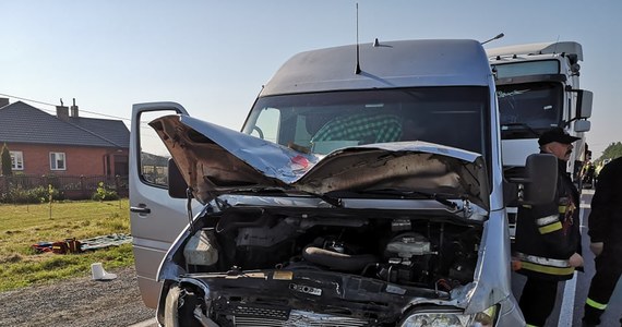 13 osób zostało rannych w groźnym wypadku w Jarostach w powiecie piotrkowskim w Łódzkiem. Tam zderzył się tir, samochód osobowy i dwa busy. 