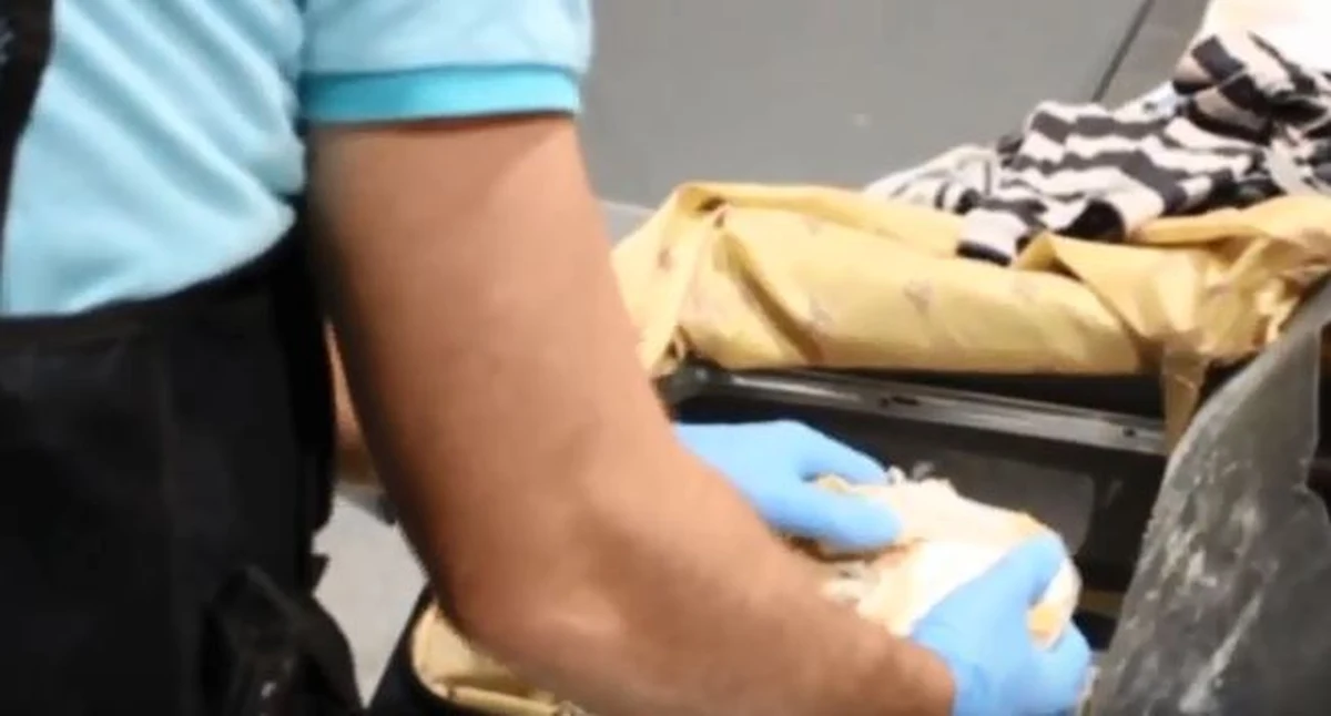 Heroinę o szacunkowej wartości hurtowej 200 tys. zł. zatrzymali na Lotnisku Chopina funkcjonariusze Mazowieckiego Urzędu Celno-Skarbowego w Warszawie. Narkotyki przewoziła 26-letnia Kongijka, która podróżowała z Madagaskaru do Polski.