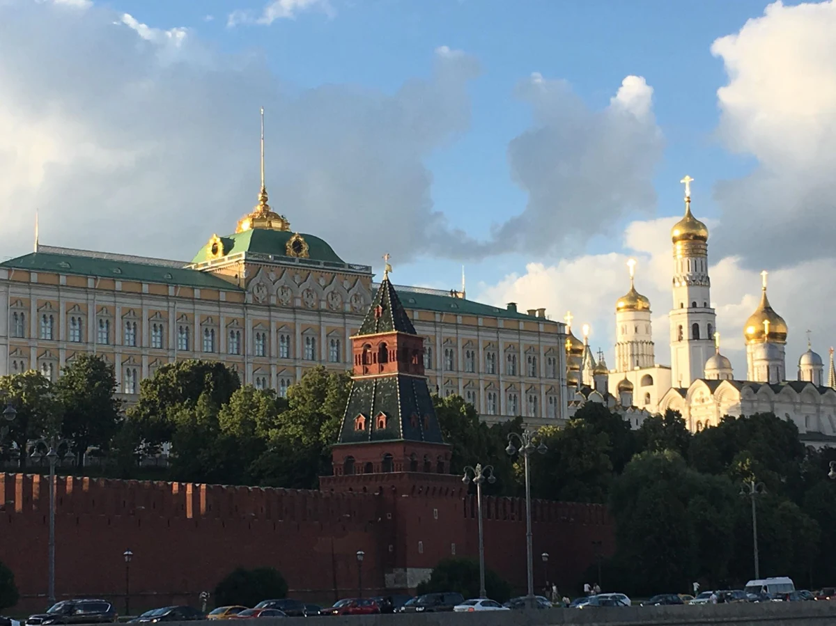 Dzień po przegranym meczu Polaków, za to po wygranej Rosjan z Egiptem, zaczął się w Moskwie wyjątkowo spokojnie. Prawie tak, jak gdyby było już po mundialu. Kibice, którzy świętowali zwycięstwo, wcześnie rano smacznie spali. Biało-czerwonych koszulek na ulicach naliczyłem zaledwie kilkanaście. W metrze spotkałem głównie tych, którzy spieszyli się do pracy – bez futbolowych koszulek ani szalików. Za to z słuchawkami w uszach i z torbami sugerującymi, że pędzą gdzieś, gdzie będą czymś bardzo zajęci – do pracy, szkoły czy na uczelnię. Nieco inaczej było na linii metra prowadzącej na Worobiowyje Gory, to stacja przy której znajduje się stadion Łużniki, a kawałek dalej monumentalny budynek Uniwersytetu Moskiewskiego, przy którym stanęła największa na mundialu strefa kibica.