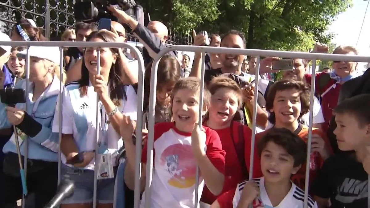 Spora grupa rozśpiewanych argentyńskich kibiców oczekiwała na przyjazd reprezentacji Argentyny do hotelu w Niżnym Nowogrodzie, w którym "Albicelestes" zakwaterowali się przed meczem z Chorwacją. Najgłośniej zrobiło się oczywiście w momencie, gdy z autokaru wysiadł Lionel Messi.