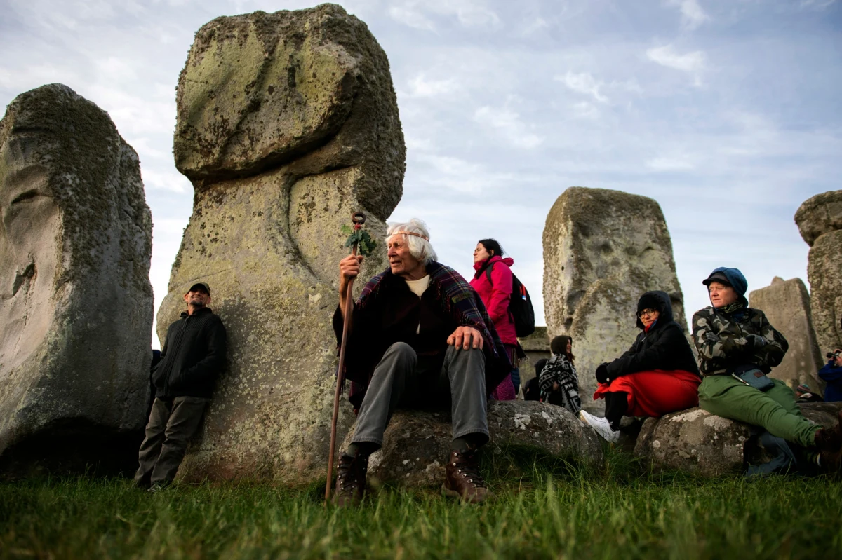 Budowniczowie Stonehenge polegali na twierdzeniu Pitagorasa. To jedna z teorii, jaka pojawia się w nowej książce pt. "Megalith" na temat neolitycznego kręgu. Ukazała się dzisiaj nieprzypadkowo, w okresie letniego przesilenia. 