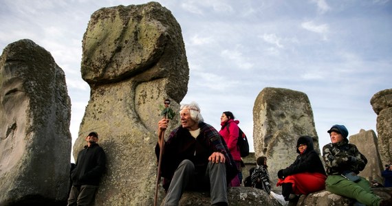 Budowniczowie Stonehenge polegali na twierdzeniu Pitagorasa. To jedna z teorii, jaka pojawia się w nowej książce pt. "Megalith" na temat neolitycznego kręgu. Ukazała się dzisiaj nieprzypadkowo, w okresie letniego przesilenia. 