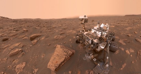 Pyłowa burza ogarnia coraz większy obszar Marsa, NASA publikuje najnowsze zdjęcia, które pokazują, jak to wygląda. Burzę usiłuje przetrwać w stanie uśpienia łazik Opportunity, zdjęcia są dziełem nowszej sondy Curiosity, której zasilanie nie zależy od światła słonecznego. Naukowcy liczą, że jej obserwacje pomogą zrozumieć naturę gwałtownego zjawiska. Burza ma już oficjalnie zasięg globalny, jest największą na Marsie od 2007 roku, kiedy łazika Curiosity jeszcze na Czerwonej Planecie nie było.