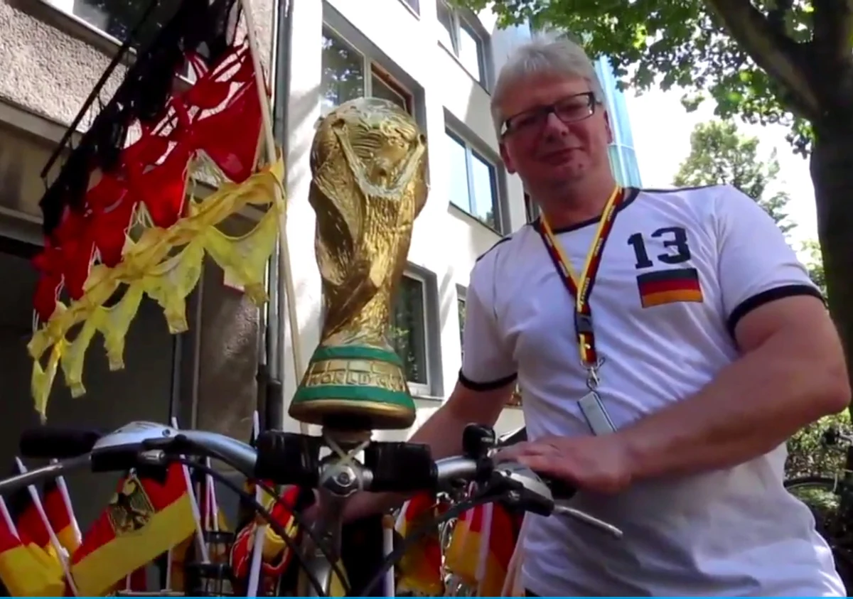 Michael Poppe z Duesseldorfu przy okazji każdej dużej piłkarskiej imprezy dekoruje swój rower w specjalny sposób. Tym razem z pomocą, jeśli chodzi o pomysł, przyszła żona. Zaproponowała stworzenie dużej flagi z... kobiecej bielizny. - Nie sądziłem, że użyje tak dużych rozmiarów, ale zadziałało. Tak wyglądający rower przyciąga uwagę - przyznał Poppe. Na razie nietypowa dekoracja nie przyniosła jednak reprezentacji Niemiec szczęścia, w pierwszym meczu przegrała z Meksykiem 0:1. 