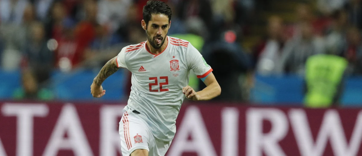 Reprezentacja Hiszpanii w środowym meczu z Iranem nie zachwyciła swoją grą i po bramce Diego Costy wygrała 1:0. Uwagi kibiców z całego świata nie przykuły zagrania piłkarzy „La Furia Roja”, ale to, w jaki sposób uratowali ptaszka, który swobodnie biegał po murawie między zawodnikami.