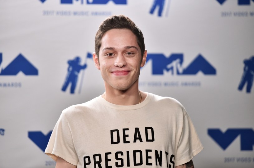 Aktor Pete Davidson, znany m.in. z programu "Saturday Night Live", a prywatnie partner Ariany Grande był gościem Jimmy'ego Fallona. Gwiazdor opowiedział o tym, jak odnajduje się w medialnym zgiełku wokół swojej osoby.