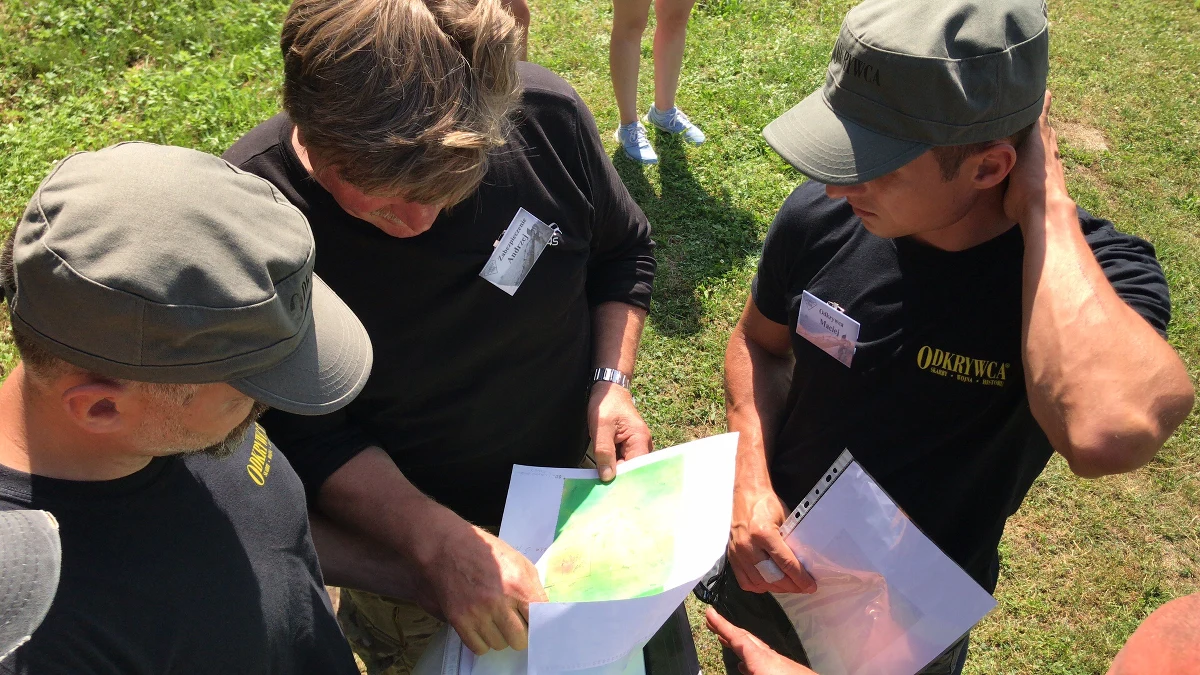 Ruszyły poszukiwania armaty z czasów II wojny światowej, która ma być ukryta pod płytą boiska piłkarskiego w dolnośląskiej Głuszycy. Teren sprawdzany jest za pomocą sprzętu elektronicznego. We wskazanych miejscach, gdzie wyniki badań będą obiecujące, pojawi się ciężki sprzęt. 