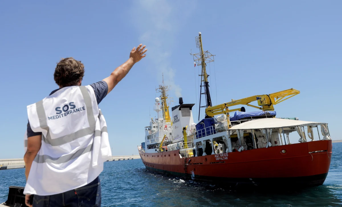 ​Szef włoskiego MSW Matteo Salvini ogłosił, że Włochy nie wpuszczą do portu statku organizacji pozarządowej Lifeline, który w minionych godzinach zabrał z morza około 400 migrantów. "Płyńcie do Holandii" - wezwał jednostkę pod holenderską banderą.