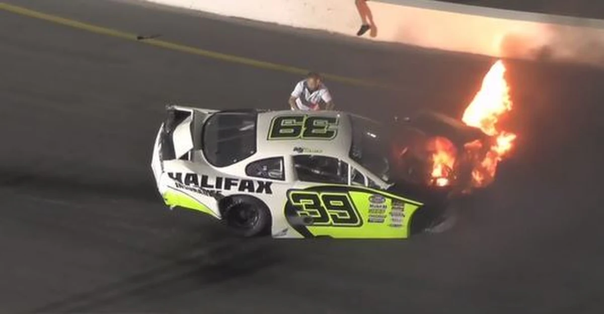 Do groźnego wypadku doszło podczas wyścigu Nascar 16 czerwca w Wirginii - na zakręcie zderzyły się dwa samochody. Jeden z nich stanął w ogniu. Chwilę później na tor wybiegł ojciec jadącego tym samochodem Mike’a Jonesa i wyciągnął syna z auta. Akcja ratownicza się udała i kierowcy nic się nie stało. 