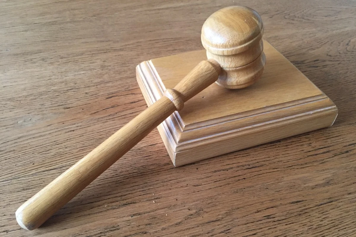 Osiem lat więzienia może grozić kierowcy ciężarówki, którego prokuratura oskarżyła o to, że w styczniu br. potrącił śmiertelnie na przejściu dla pieszych w Trąbkach Wielkich (Pomorskie) 8-letnią dziewczynkę. Mężczyzna wjechał na przejście na czerwonym świetle.