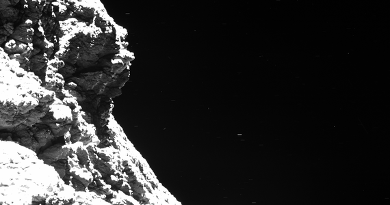 Europejska Agencja Kosmiczna (ESA) opublikowała już kompletny zestaw zdjęć i danych z misji sondy Rosetta na jądro komety 67P/Czuriumow-Gerasimenko. Są wśród nich obrazy z pionierskiej misji opadania na kosmiczną skałę lądownika Philae, a także rozbicia o powierzchnię jądra 67P samej Rosetty, są także dane z 11 instrumentów badawczych sondy. W czasie trwającej w sumie 12 lat misji Rosetta przesłała na Ziemię około 100 tysięcy zdjęć. Wśród opublikowanych zdjęć jest i takie, na którym - jeśli dobrze się przyjrzeć - widać lądownik. Philae jakby do nas machał...