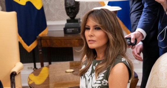 Pierwsza dama USA Melania Trump odwiedziła w czwartek dzieci imigrantów w ośrodku odosobnienia w Teksasie. Polityka prezydenta Donalda Trumpa, zgodnie z którą dzieci oddzielano od rodziców zatrzymanych na granicy, wywołała protesty na całym świecie - pisze AP.
