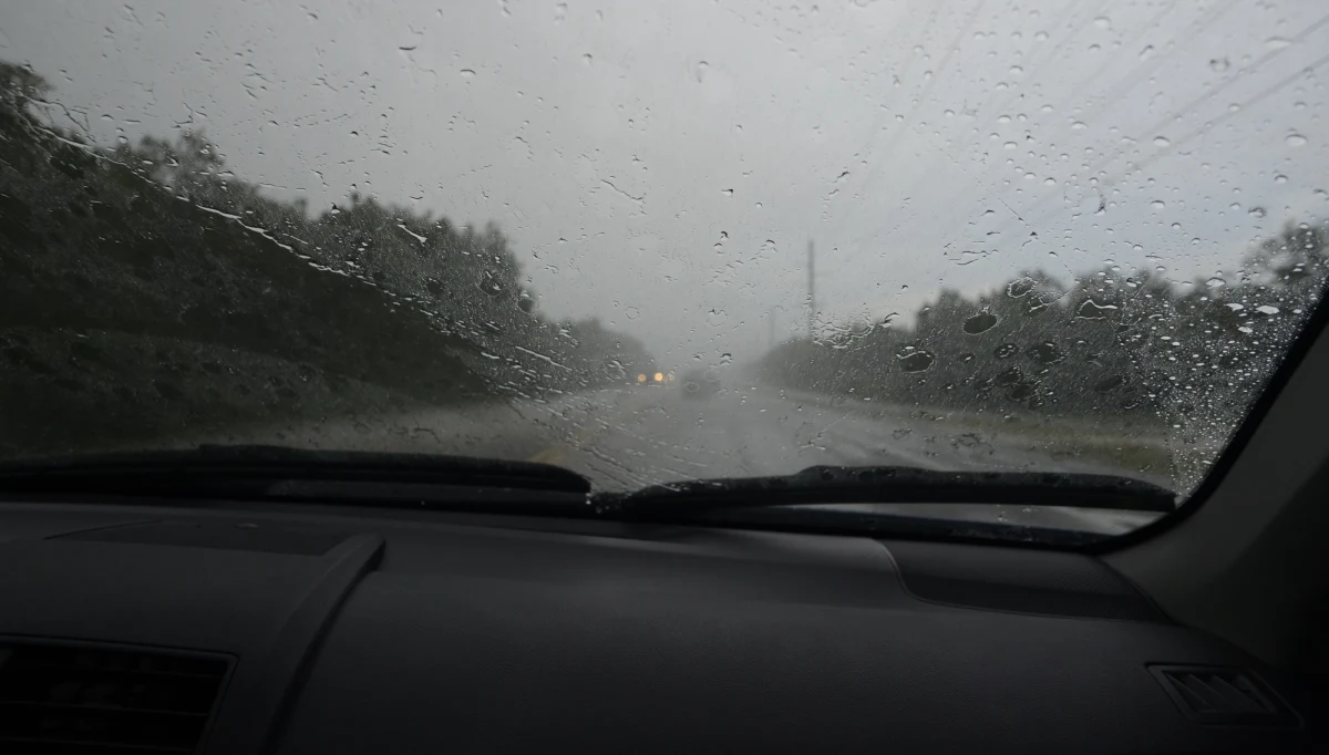 331 tysięcy odbiorców bez prądu w całym kraju, 1,5 tys. interwencji strażaków, kobieta rażona piorunem. To efekty burz, które przeszły nad Polską. 