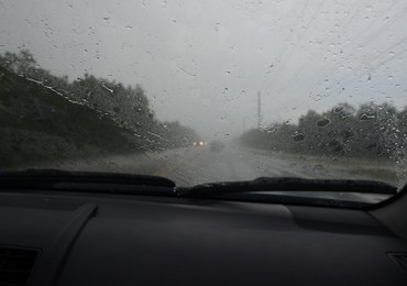 Grad, silne opady i 331 tys. odbiorców bez prądu. Nawałnice przeszły nad Polską