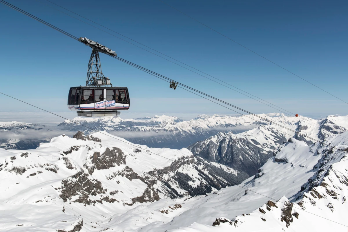 Około 400 osób zostało ewakuowanych w czwartek ze szczytu góry Schilthorn w Szwajcarii po tym, jak gondola kolejki linowej uległa awarii. W 1969 roku ten szczyt górski pojawił się w filmie o Jamesie Bondzie zatytułowanym "W tajnej służbie Jej Królewskiej Mości".