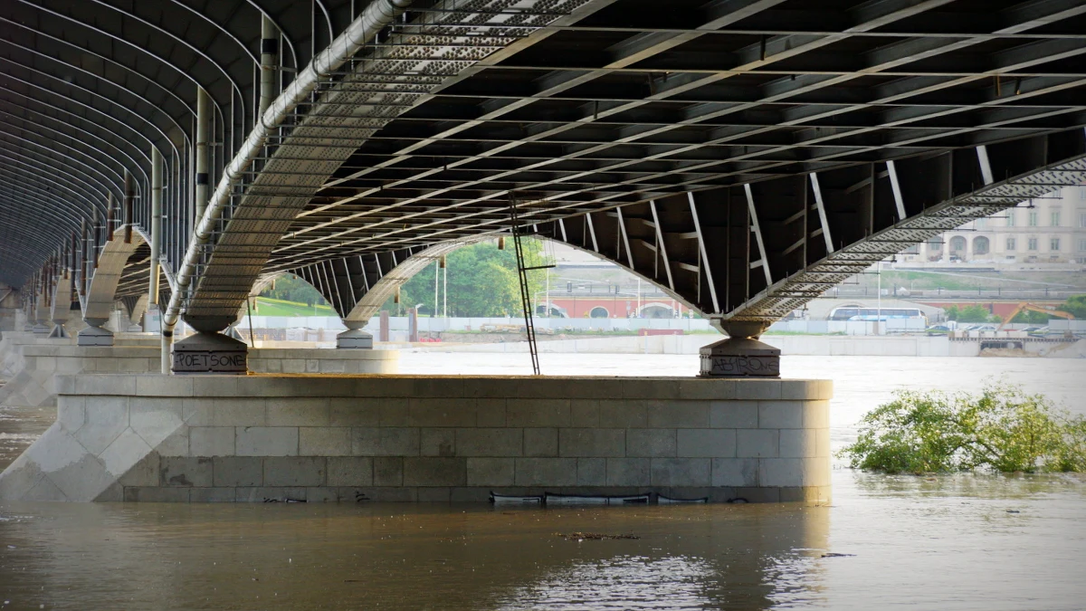 Jedna z dwóch 12-letnich dziewczynek, które w czwartek wieczorem weszły do Wisły na wysokości Tarchomina, utonęła. Druga z dziewczynek została uratowana przez świadków zdarzenia - poinformowała Komenda Stołeczna Policji.