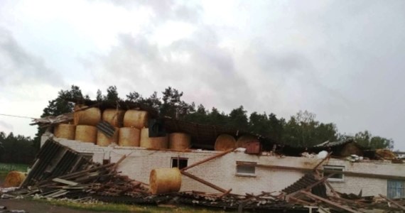 Co najmniej 10 osób - w tym strażak - zostało rannych, a 1 osoba zginęła w wyniku nawałnic, które przeszły nad Polską. Strażacy interweniowali ponad 4,3 tysiąca razy. 60 tys. odbiorców pozostaje bez prądu.