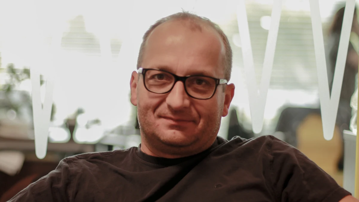 "Mamy podpisany kontrakt na kolejny sezon. Wiele zależy od stanu zdrowia pana prezesa" - stwierdził w Porannej rozmowie w RMF FM Robert Górski, twórca serialu "Ucho Prezesa". "Czasem sobie myślę - przez te plotki, które mnie otaczają, że ten serial powinien nazywać się nie "Ucho prezesa", ale "Trzustka prezesa", bo już takie straszne plotki krążą" - dodał. "Mam zerwane więzadło, więc wiem, co to znaczy być w szpitalu z bolącym kolanem. Bardzo panu prezesowi współczuję, tym bardziej, że jest takie piękne lato" - podkreślił gość Roberta Mazurka. "W pewien sposób jestem sobowtórem prezesa" - zauważył. Twórca "Ucha Prezesa" przyznał, że jest również autorem sztuki teatralnej. "Zapraszam państwa do Teatru Szóste Piętro. Tam zamierzamy wystawić tę sztukę w grudniu" - zapowiedział.