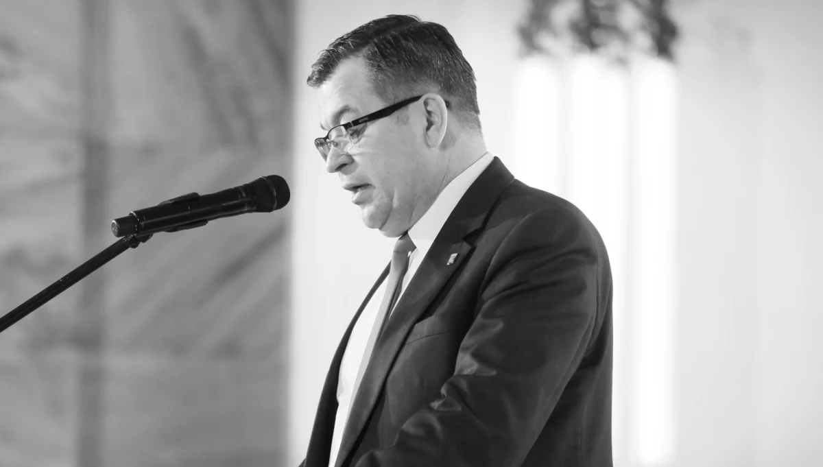 Zastępca burmistrza Wołomina Robert Makowski zmarł w wyniku obrażeń odniesionych po uderzeniu przez konar drzewa - poinformował PAP zespół prasowy Komendy Stołecznej Policji. Informacje o śmierci wiceburmistrza potwierdził jego sekretariat w urzędzie miejskim w Wołominie.