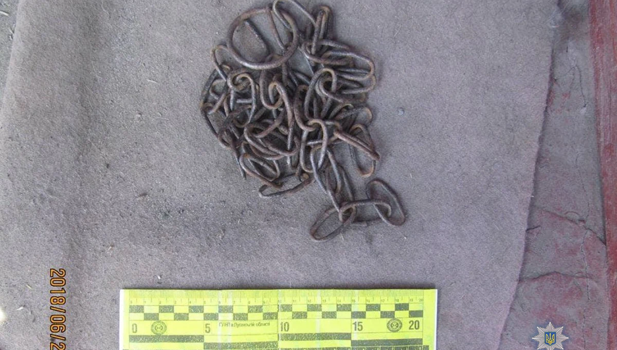 ​Na Ukrainie w regionie Ługańska policja zatrzymała mężczyznę, który znęcał się nad swoim pasierbem. Przykuwał 10-latka łańcuchem do łóżka i bił go pasem. Chłopiec uciekł i zaalarmował sąsiadów.