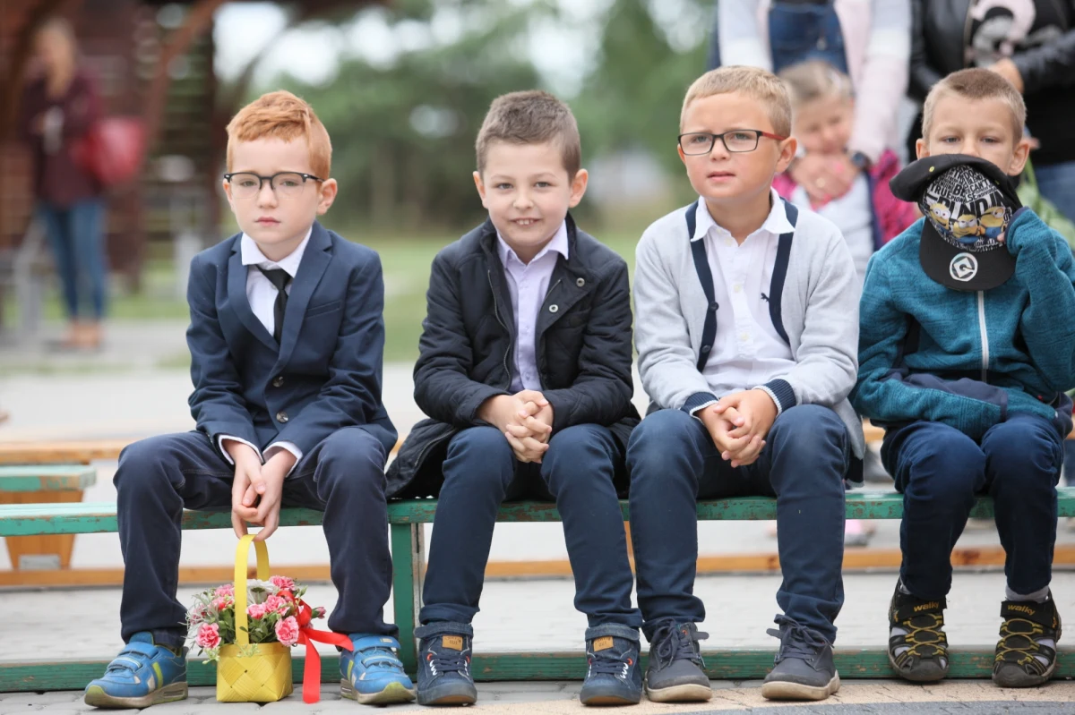 Dla ponad 4 mln 900 tys. uczniów i słuchaczy z 27 tys. szkół dla dzieci, młodzieży i dorosłych rozpoczną się dziś wakacje. 354 tys. uczniów kończących pierwszą klasę szkoły podstawowej otrzyma swoje pierwsze świadectwo szkolne. Do ław szkolnych uczniowie powrócą 3 września.