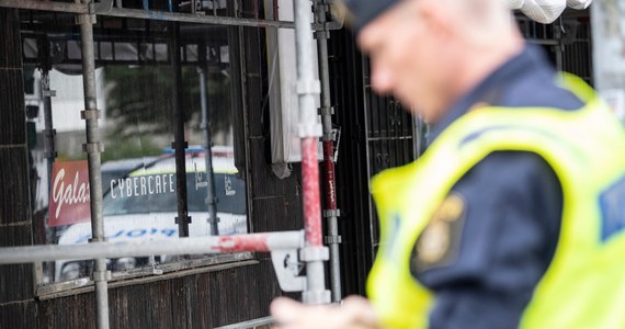 24-letni mężczyzna zginął od kul w czwartek wieczorem w szwedzkim Malmö. Policja zatrzymała kilka osób, które według ustaleń dziennika „Aftonbladet” mogą mieć związek także ze strzelaniną, do której doszło w poniedziałek przed kafejką internetową. Wtedy zginęło trzech mężczyzn, członków jednego z lokalnych gangów.