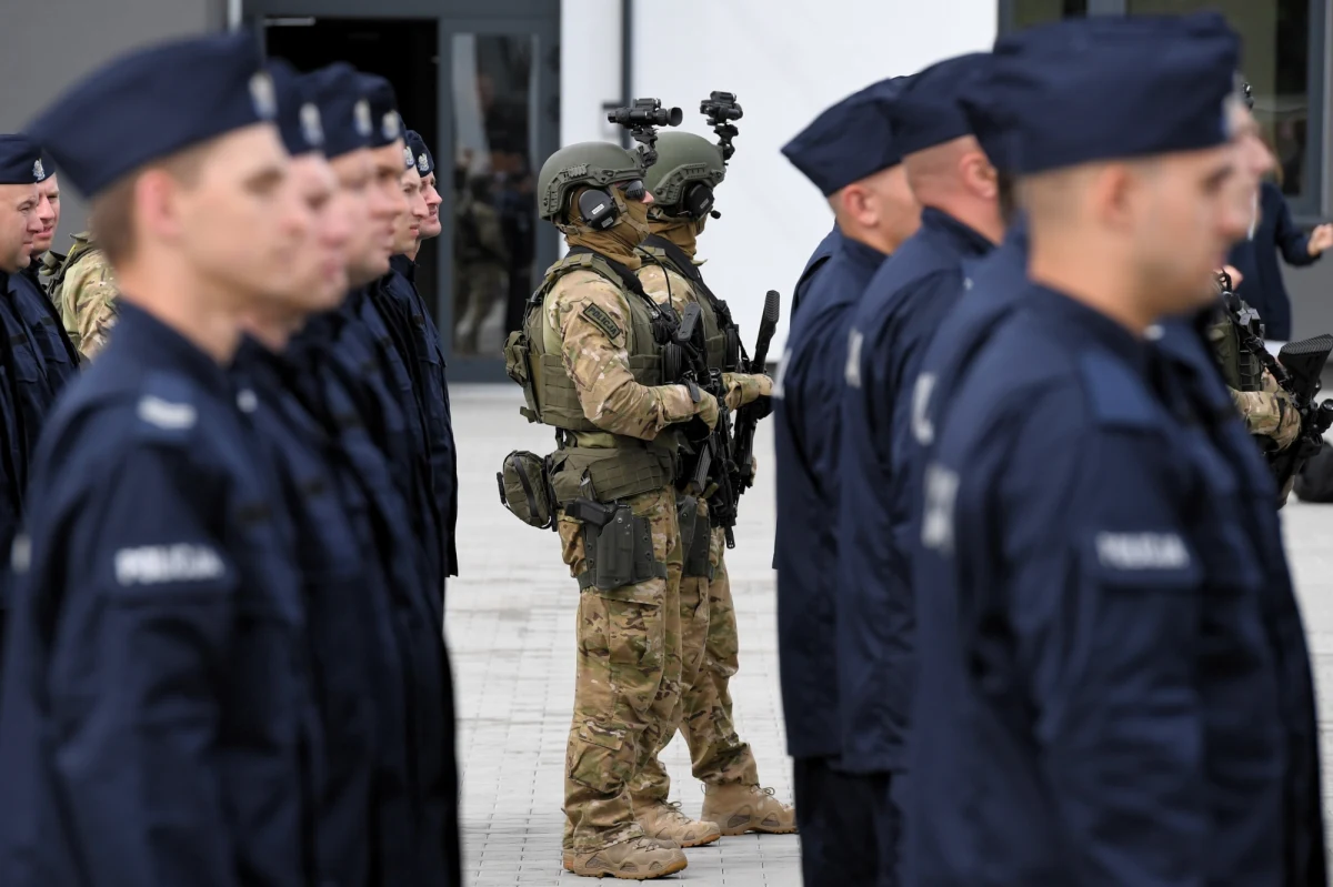 Rząd będzie wspierał funkcjonariuszy policji, gdy są atakowani i krytykowani w sposób nieuzasadniony, ale gdy narażany jest honor munduru, wówczas będą wyciągane decyzje dyscyplinarne i personalne - podkreślił minister spraw wewnętrznych i administracji Joachim Brudziński. Odniósł się w ten sposób do wydarzeń ze Świnoujścia, gdzie podczas imprezy po odprawie zginął 47-letni antyterrorysta. W czwartek minister Brudziński odwołał ze stanowiska lubuskiego komendanta wojewódzkiego policji inspektora Jarosława Janiaka oraz jego zastępcę podinspektora Piotra Fabijańskiego. Rzecznik Komendy Głównej Policji mł. insp. Mariusz Ciarka informował, że ze stanowisk odwołanych zostało także 11 funkcjonariuszy, którzy w czwartek nie stawili się do służby o godz. 9:00.