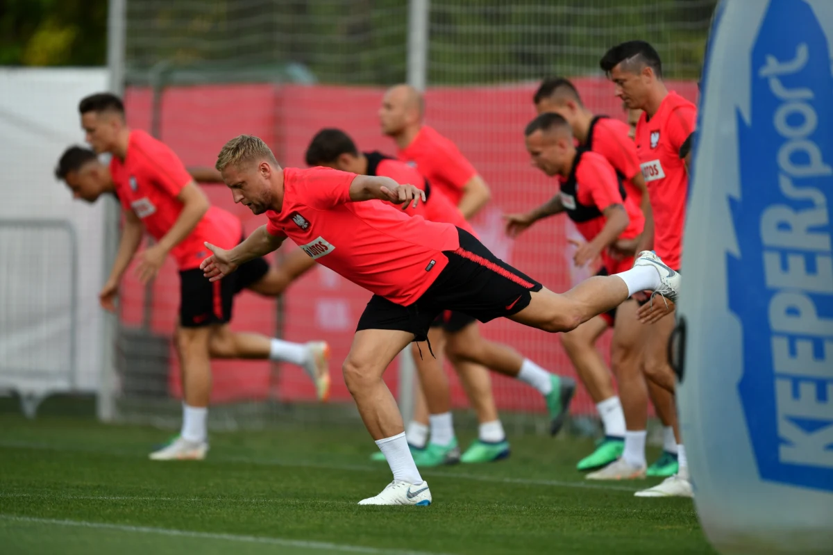 Trener przygotowania fizycznego piłkarskiej reprezentacji Polski Remigiusz Rzepka poinformował, że Kamil Glik jest już w pełnym obciążeniu treningowym. To oznacza, że będzie brany pod uwagę przy ustalaniu składu na niedzielny mecz z Kolumbią.