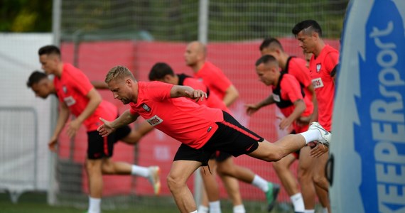 Trener przygotowania fizycznego piłkarskiej reprezentacji Polski Remigiusz Rzepka poinformował, że Kamil Glik jest już w pełnym obciążeniu treningowym. To oznacza, że będzie brany pod uwagę przy ustalaniu składu na niedzielny mecz z Kolumbią.