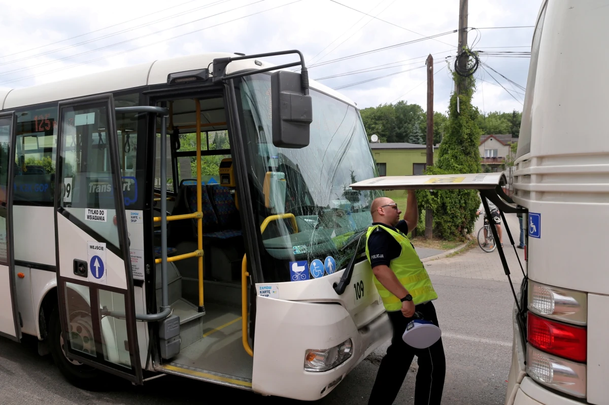 17 osób zostało poszkodowanych w wypadku w Będzinie. Rano, autobus komunikacji miejskiej uderzył w tym drugiego autobusu. Wśród rannych jest kilkuletnia dziewczynka. Jak zgodnie zapewniają lekarze, obrażenia nie zagrażają życiu poszkodowanych. 
Informację i zdjęcia z miejsca zdarzenia dostaliśmy na Gorącą Linię RMF FM. 