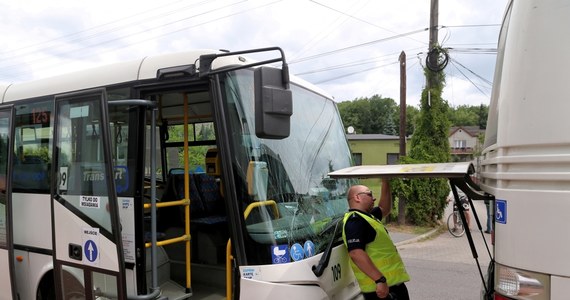 17 osób zostało poszkodowanych w wypadku w Będzinie. Rano, autobus komunikacji miejskiej uderzył w tym drugiego autobusu. Wśród rannych jest kilkuletnia dziewczynka. Jak zgodnie zapewniają lekarze, obrażenia nie zagrażają życiu poszkodowanych. 
Informację i zdjęcia z miejsca zdarzenia dostaliśmy na Gorącą Linię RMF FM. 